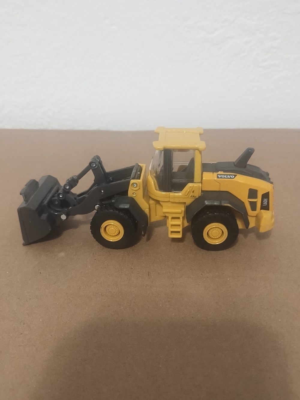 New Ray Volvo Construction Wheel Loader 60H Yellow 1:50 Scale